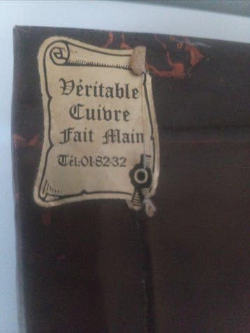 Collectie van memorabilia - Bas-reliëf en koper repoussé