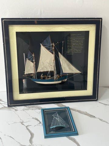Glazen vitrinelijst (2)- Paar schilderijen met maquettes van