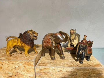 Verzameling van vier handgesneden en beschilderde houten
