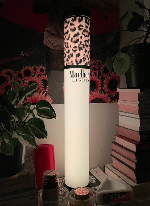 Marlboro Lights - Lamp - Plastic - Lamp Marlboro Lights LED, Antiek en Kunst, Antiek | Wandborden en Tegels