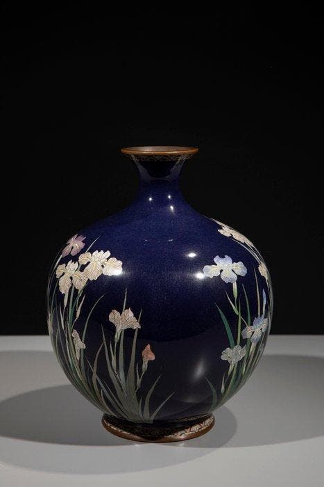 Vaas - Emaille, Een elegante cloisonné-vaas die een, Antiek en Kunst, Antiek | Overige Antiek