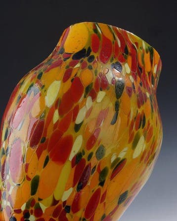 Vaas - Confettispatglas in rood, geel en olijfgroen op amber, Antiek en Kunst