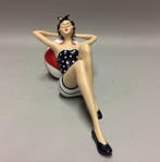 Figurine - Vrouw met strandbal - Polystone - pierre broyée