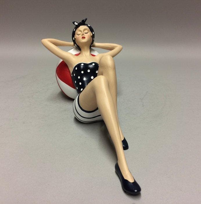 Figurine - Vrouw met strandbal - Polystone - pierre broyée, Antiquités & Art, Art | Objets design