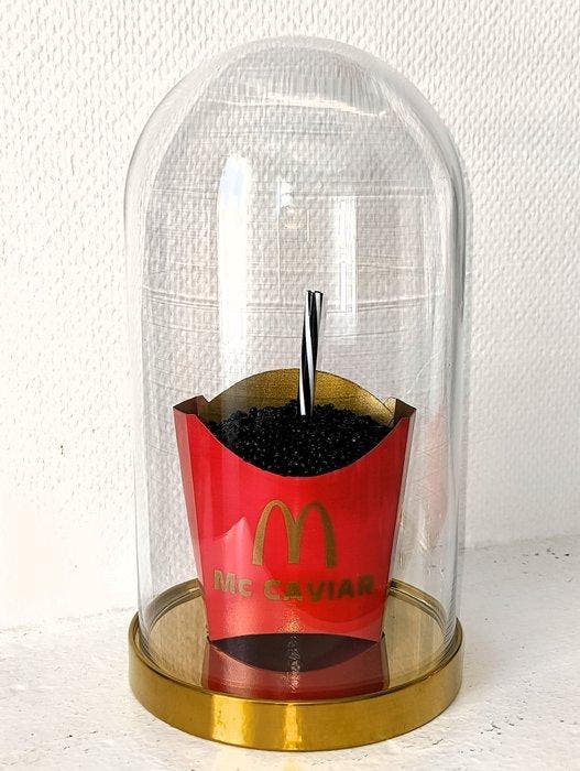 XTC Artist - Mc Caviar Rouge paille B/W socle doré, Antiquités & Art, Art | Objets design