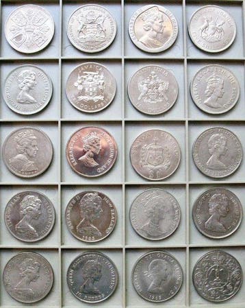 Wereld. 20 Different Crown Size Coins | 1953-2002 |