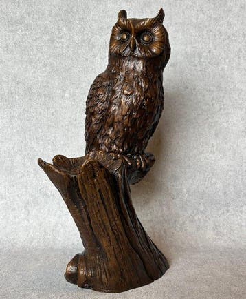 Statue, XL sculptuur van een uil op tak 40 cm. Gesigneerd -