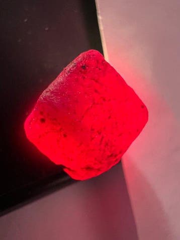 Natuurlijke verbluffende Afrikaanse topkleur Blood Ruby. Ruw