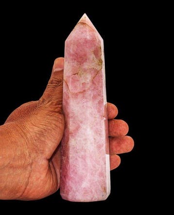 Gepolijste roze rozenkwarts-obelisktoren en blauwe
