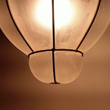 Gekooide hanglamp - Geblazen glas in metalen frame -