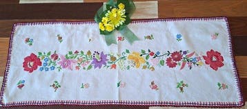 Charmant chemin de table printanier réalisé avec de belles, Antiquités & Art