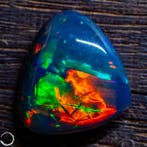 Zwarte opaal cabochon met een intens groen-gouden, Verzamelen