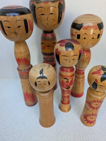 Un magnifique ensemble de Kokeshi vintage dans différents