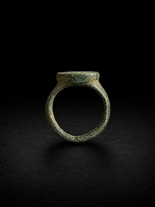 Middeleeuws Brons Ring - 10e tot 13e eeuw na Christus, Antiek en Kunst, Antiek | Overige Antiek