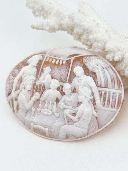 CASSIS MADAGASCARIENSIS - Cameo - Handgegraveerde camee, Antiek en Kunst, Curiosa en Brocante