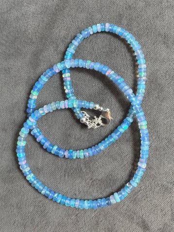 Halsketting van gladde blauwe opalen uit Ethiopië + 925