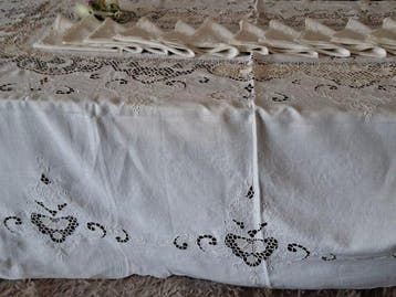 Een kunstwerk! Ceremoniële handdoek met fijne Burano-kant en
