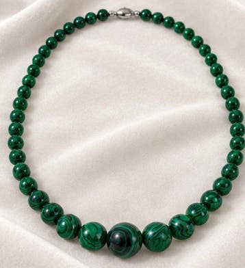 Elegante malachiet kralenketting met aflopende ronde kralen