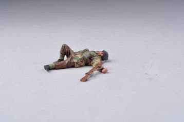 Thomas Gunn - Figuur - TG 012 Liggende gewonde Britse para, Nieuw