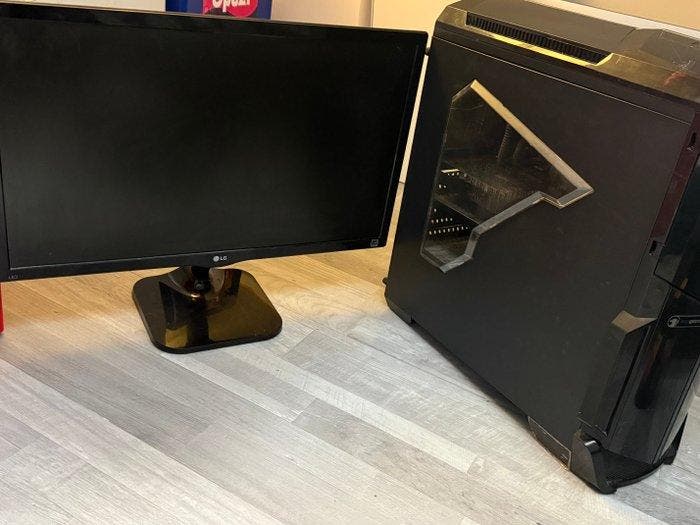 LG, Thermaltake + 1 Monitor 24M47VQ-P - Computer (2) -, Games en Spelcomputers, Spelcomputers | Overige Accessoires