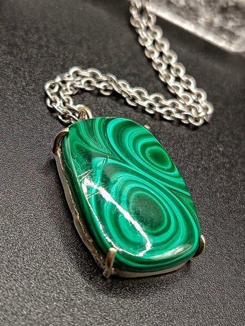 Ambachtelijk sieraad Gaia in 925 zilver met malachiet,