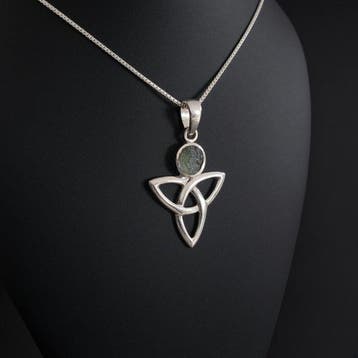 MOLDAVITE. Pendentif Triquetra celtique avec sa chaîne.