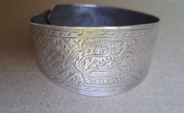 Ancien bracelet manchette – argenté avec une fine gravure et