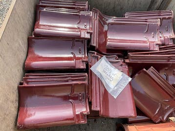 Lot dakpannen 350st rood gelakt incl 2 pallet (Diverse), Doe-het-zelf en Bouw, Dakpannen en Dakbedekking, Ophalen of Verzenden