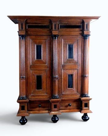Kabinet - Column Cabinet, een zogenaamde kolommenkast uit