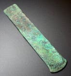 Âge du bronze Hache-ciseau en bronze à douille longue