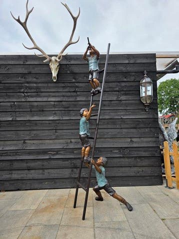 Beeld, Bronze: XXL Children on Ladder - 230 cm - Brons -