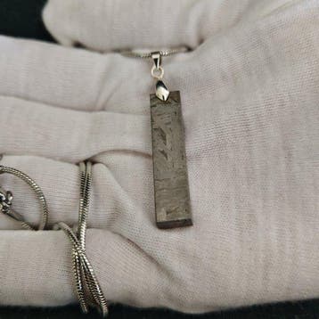 Hanger van een ijzeren meteorietfragment met een
