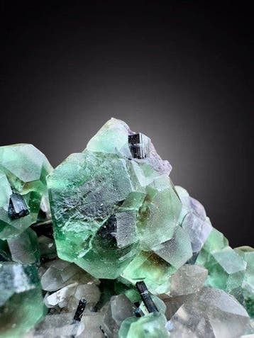 Fluorite esthétique et lumineuse avec de la shorlite et du
