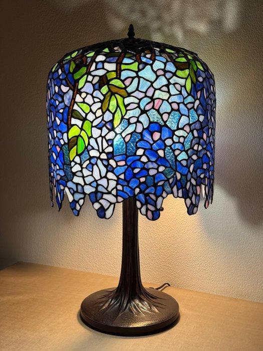 XXL Tiffany stijl tafellamp BLUE WISTERIA lamp met 2, Antiek en Kunst, Kunst | Designobjecten