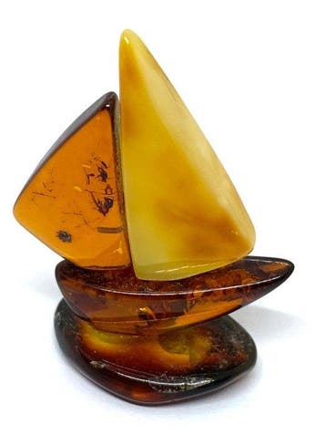 Sculpture de voilier en ambre baltique, réalisée par un