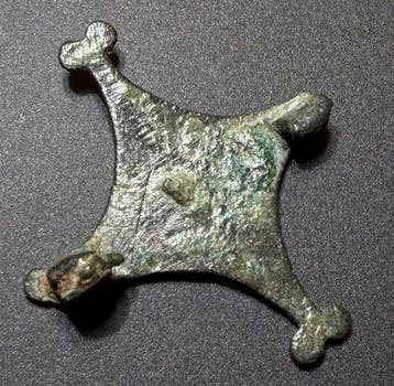Oud-Romeins Bronzen rhombische legioenspeld met zonnesymbool, Antiek en Kunst