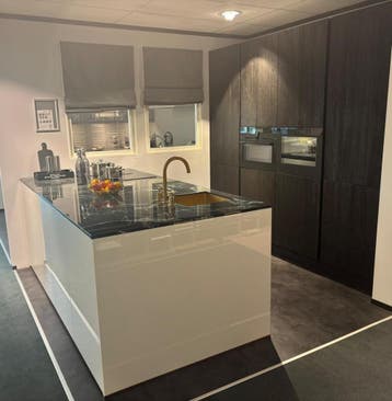 Online veiling: Eiland keuken inclusief inbouwappartuur, Nieuw