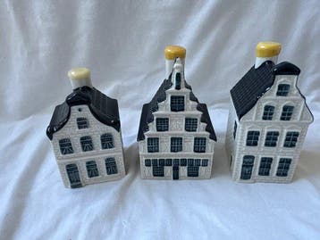 KLM-huisje - 15 KLM-huizen met een zwart dak en een jaartal