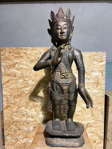 Groot houten beeld van een Bodhisattva / Devata –