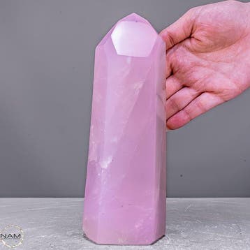 Prachtige rozenkwarts-obelisk – Symbool van liefde en