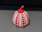 Yayoi Kusama (after) - sculptuur, Dots Obsession Pumpkin Red