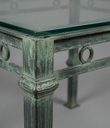 Table basse - Une table en fer forgé et verre - Laiton,