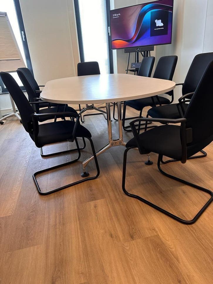 Vitra Vergadertafel - Nieuw Bureaublad - 8-10 Personen, Huis en Inrichting, Bureaus, Zo goed als nieuw, In hoogte verstelbaar