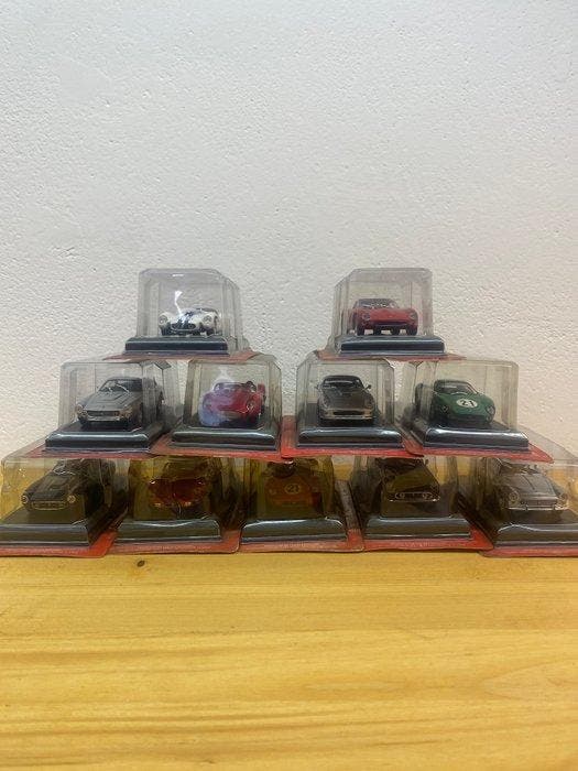 ferrari 1:43 - Modelauto (11) - Collezione di modelli, Hobby en Vrije tijd, Modelauto's | 1:5 tot 1:12