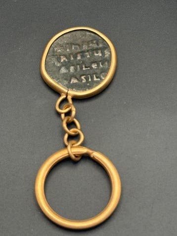 Byzantijns Messing, Brons Sleutelhanger met Byzantijnse munt