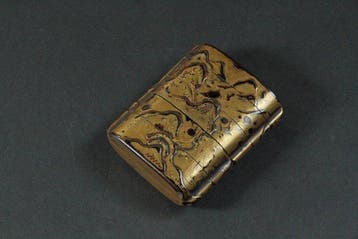5-laags Inro – Gold Maki-e Berglandschap met Pagode –