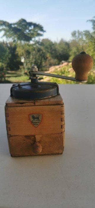 Peugeot Frères - Koffiemolen (2) - Set van 2 oude Peugeot