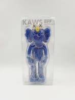 Kaws (1974) - KAWS BFF Moma Edition Vinyl Figure Blue 2017, Antiek en Kunst