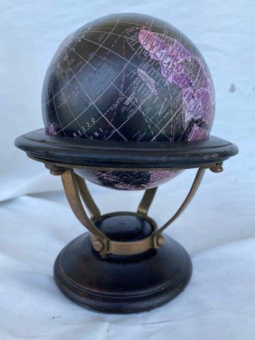 Globe terrestre vintage sur une structure en bronze et bois