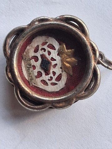 Relique - En alliage, Plaqué or, Papier, Textile, Verre -, Antiquités & Art